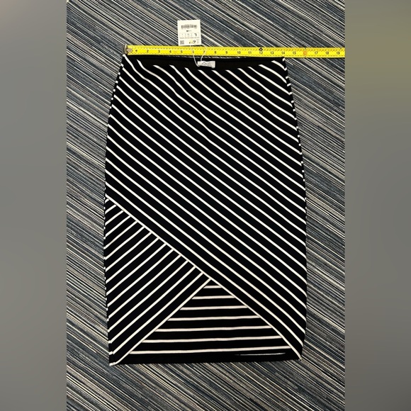 🆕Zara Trafaluc Black and White Striped Skirt Size L - Picture 2 of 4